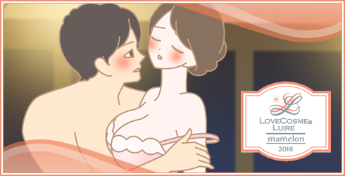 女性の胸を愛撫する男性