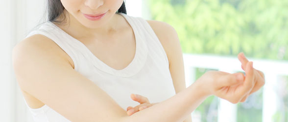 肌にプエラリアUVミルクを塗る女性
