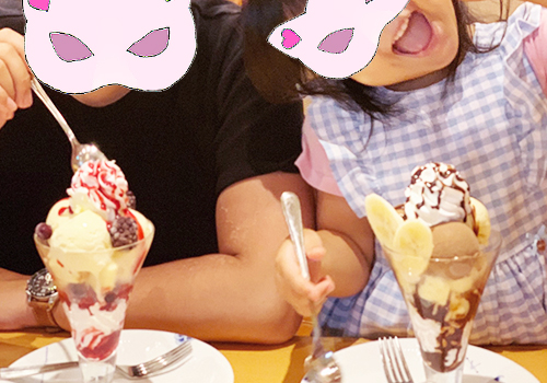 パフェを頬張る夫と娘