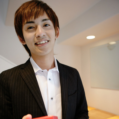 【ラブリサーチ】恋愛調査:お酒の席でキュンとする男性の行動は?