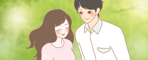 肩を抱き寄せられている女性