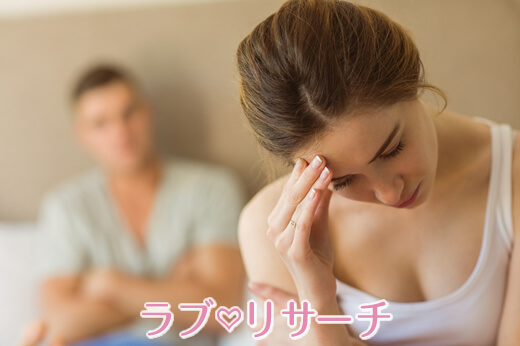 悩んでいる女性