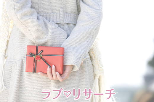 義理チョコの渡し方を考える女性