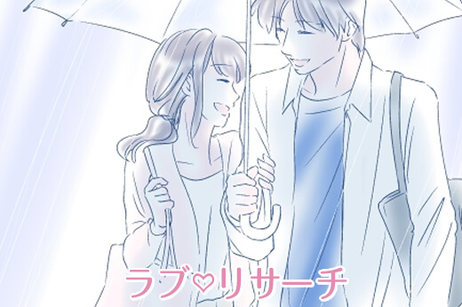 男女が一つの傘に一緒に入っている