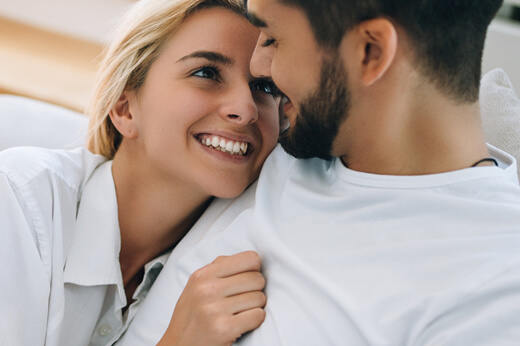 男女が見つめ合っている