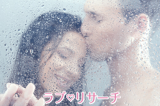 男女が一緒にシャワーを浴びている