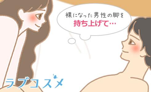 横になった男性の足を持ち上げて…