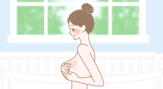 バストケアをする女性