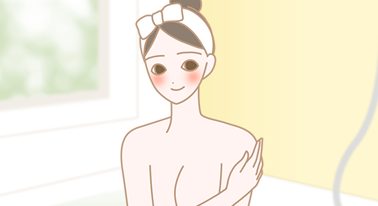 バストケアをする女性