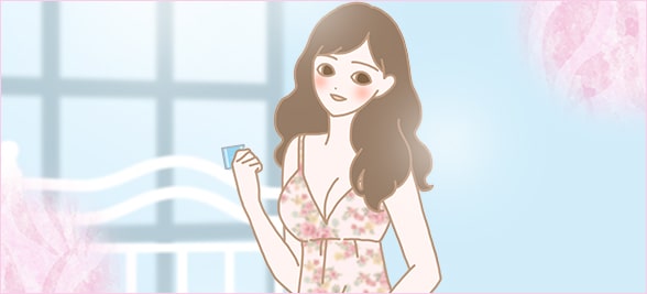初体験準備でコンドームを持つ女性