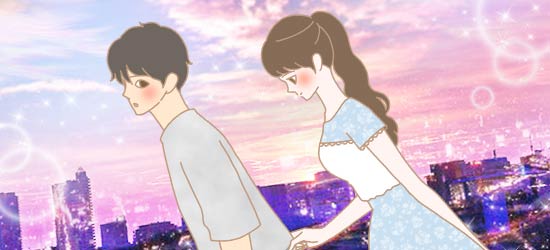女性の頭をなでる男性