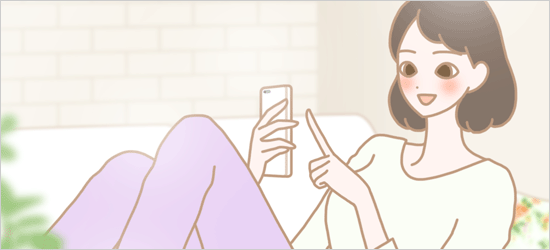 エルラブでスマートフォンを使ってマンガを読んでいる女性