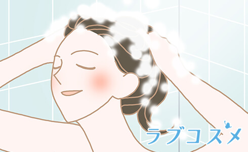 髪を洗う女性
