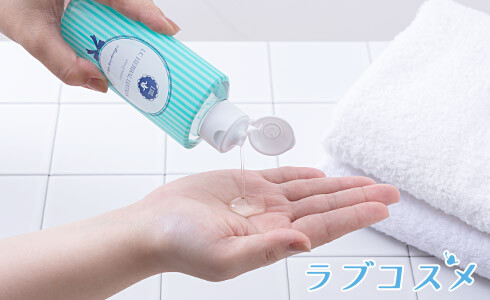 ディルドを挿入する前にローションで潤いをプラス