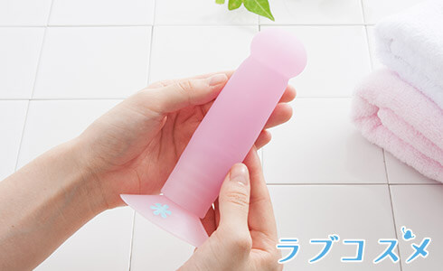 オリジナルディルド『LCポイントバー ピンクアングル』を持つ手