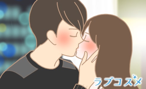 ゆっくりとキスをするカップル
