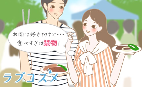 バーベキューでお肉を食べているカップル