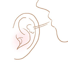 耳の中にさらに息を吹きかける