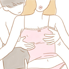 ゆっくり、手のひらでそっと包み込むように触れる
