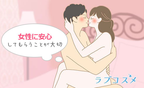 楽しんで抱き合うカップル