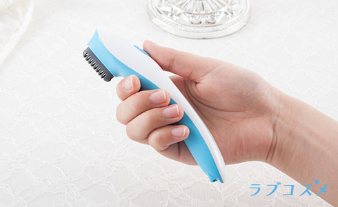 アンダーヘアトリマーを持つ手
