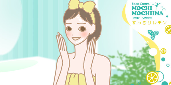 モチモチーナ ヨーグルトクリーム すっきりレモンを使って嬉しそうな女性