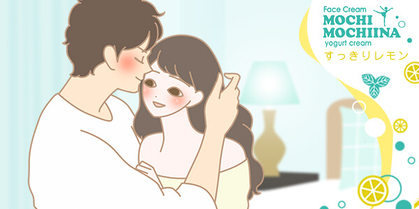 女性の頬にキスする男性