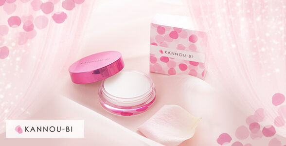 カンノウビ(KANNOUBI) をテーブルに置いてある写真
