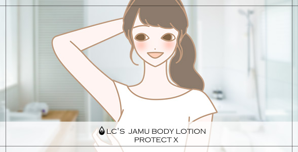 LCジャムウ・ハーバルロール プロテクトXを付けてさっぱりしている女性
