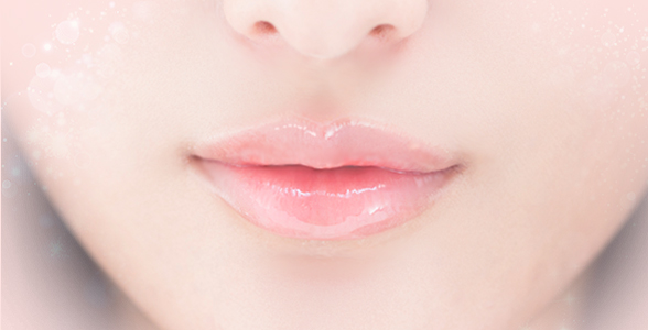 リッププランパーを使った女性の画像