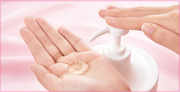 LCハーバルジェル プレーン(for sensitive skin)を手に出している写真